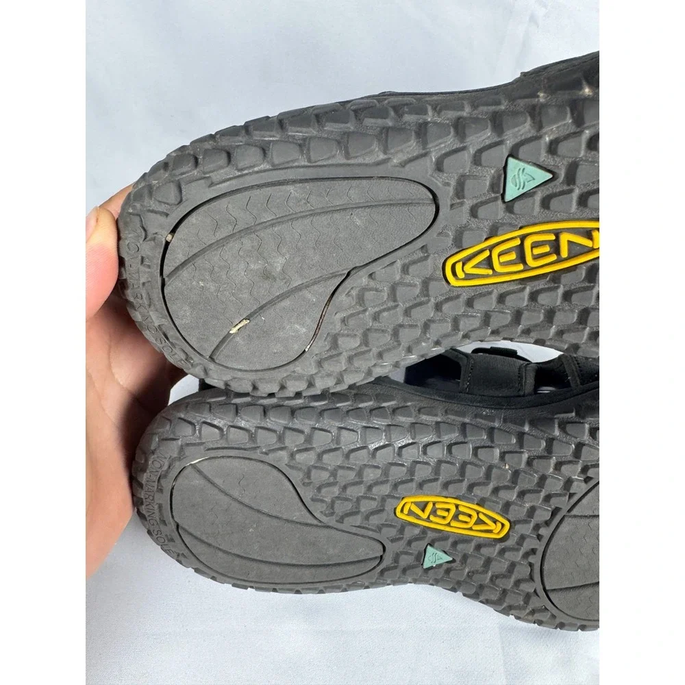 Keen Solr 1022246 Mens US 9.5 Black Gold Bungee Lace Quick Dry Hiking Sandal